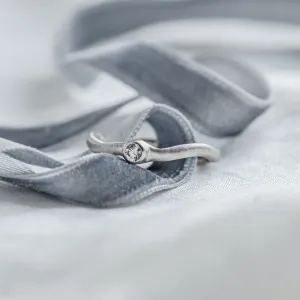 Curved wedding rings with diamond ONDA Thumbnail