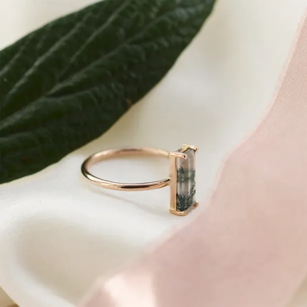 Gold ring with moss agate MOS Image