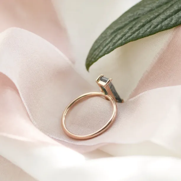 Gold ring with moss agate MOS Image