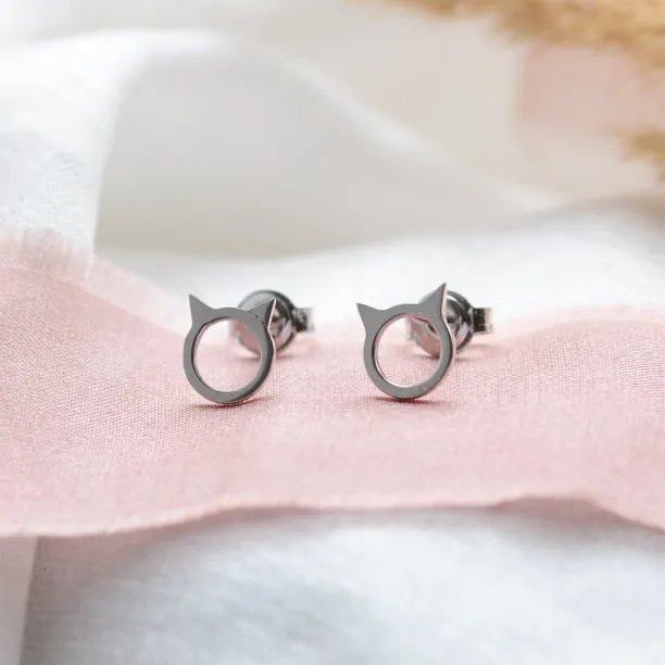 Gold stud cat head earrings CAT Image