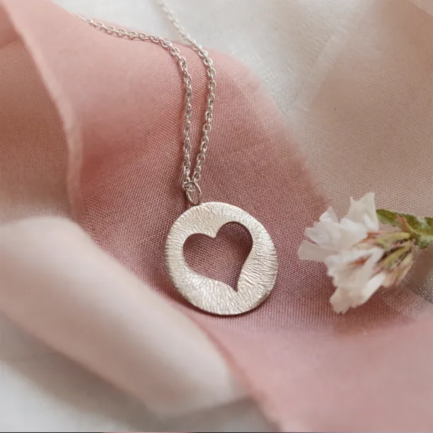 Gold hammered pendant with heart AMORE Image