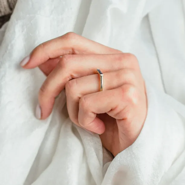 Gold ring with laboratory sapphire in baguette shape CYNTHIA Image