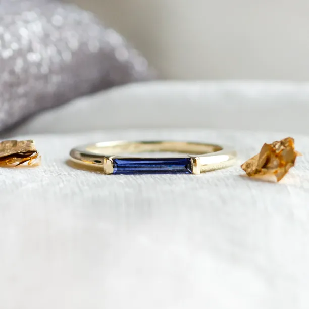 Gold ring with laboratory sapphire in baguette shape CYNTHIA Image