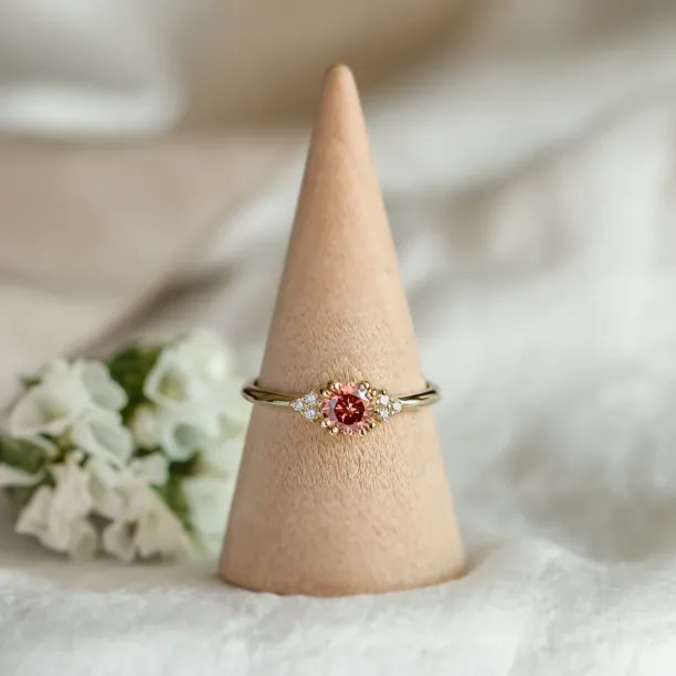 Gold ring with pink lab grown diamond and natural diamonds MONNYX Image