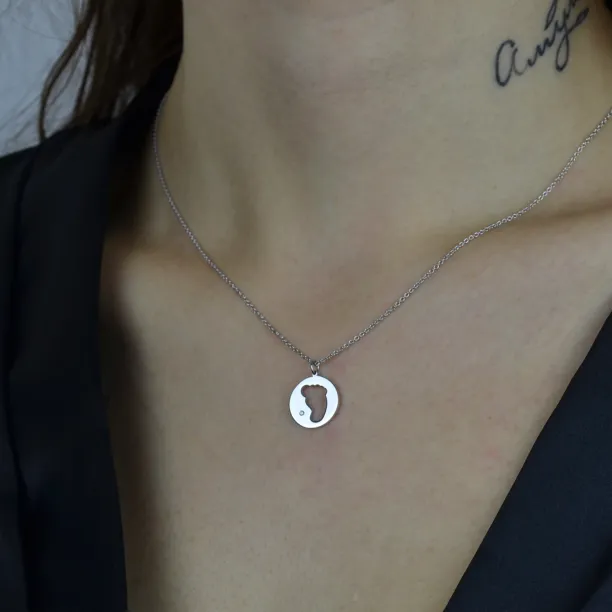 EIIA gold diamond pendant with baby foot trace Image