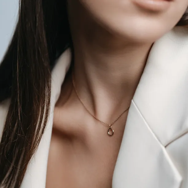 Dainty circle necklace SCARLETT Image