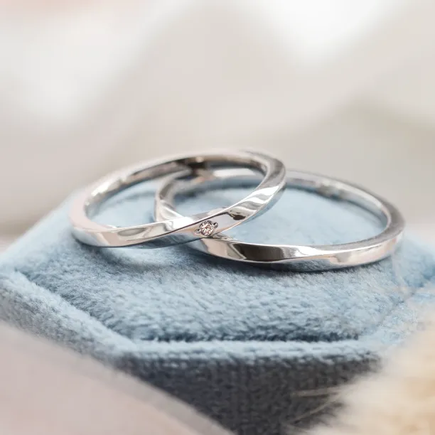 Elegant twisted wedding rings with diamond TWIST Image