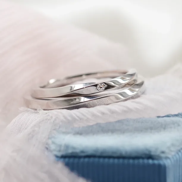 Elegant twisted wedding rings with diamond TWIST Image