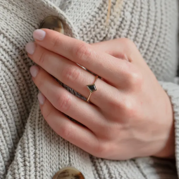 Minimalist engagement ring with salt and pepper diamond ARIZONA Image