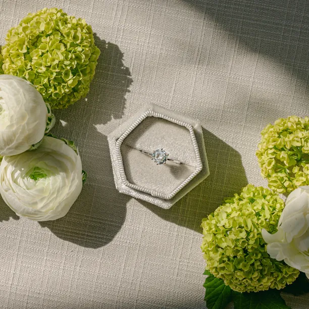 Luxury engagement ring with lab grown diamond OLLAF Image