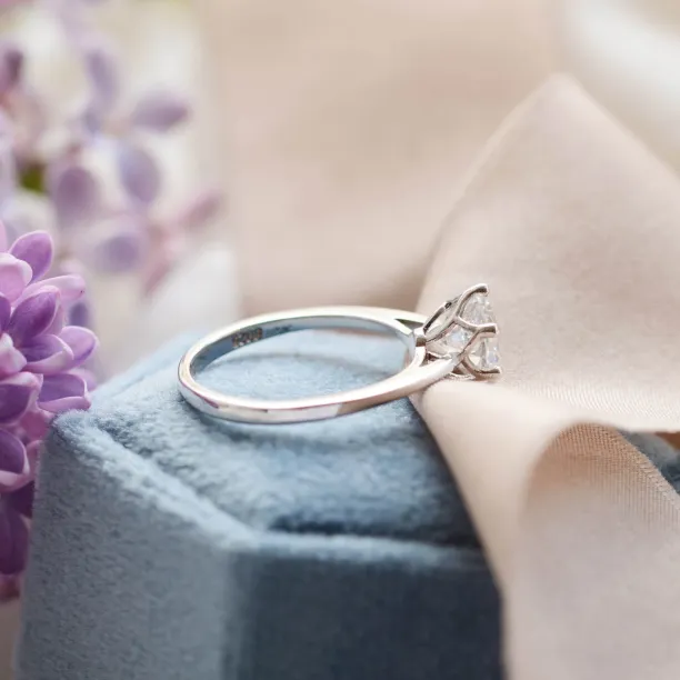 Luxury engagement ring with lab grown diamond OLLAF Image