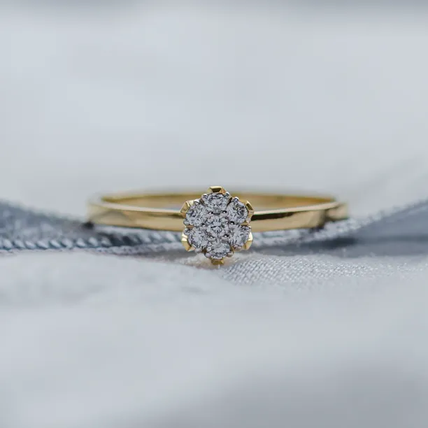 Romantic engagement ring full of moissanites CAMILLIA Image