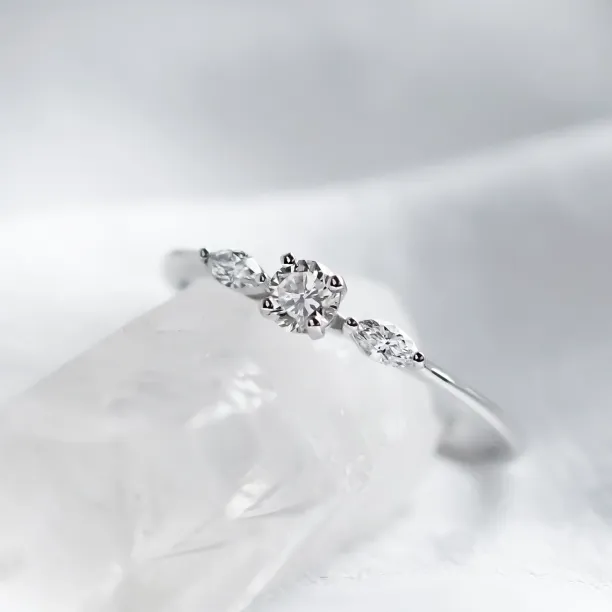 Diamond engagement ring DARA Image