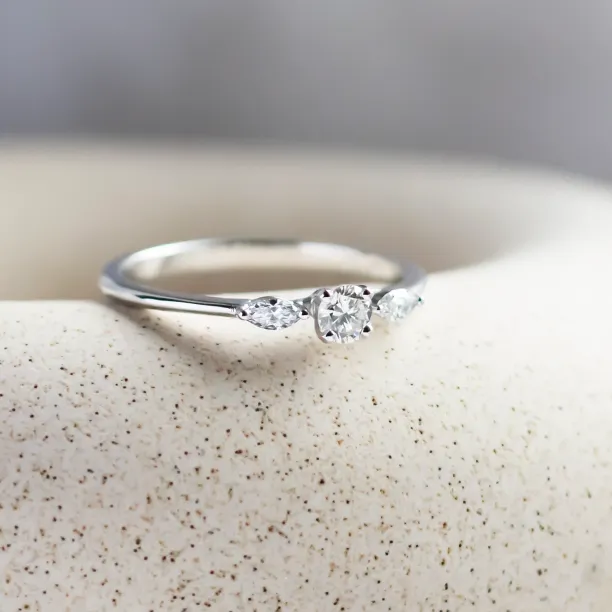 Diamond engagement ring DARA Image