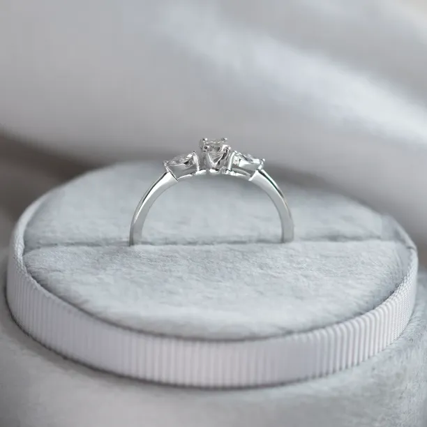 Diamond engagement ring DARA Image
