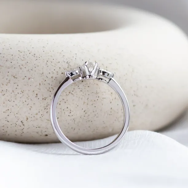 Diamond engagement ring DARA Image