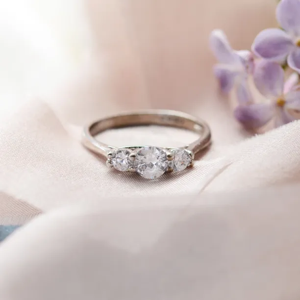 Gold lab-grown diamond engagement ring VIRBO Image