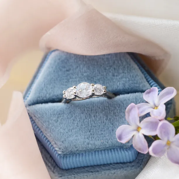 Gold lab-grown diamond engagement ring VIRBO Image