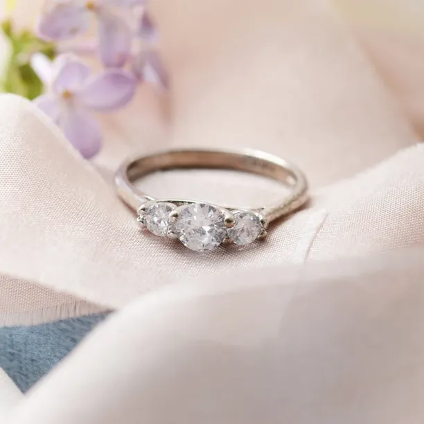 Gold lab-grown diamond engagement ring VIRBO Image