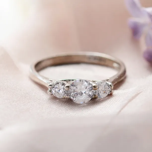 Gold lab-grown diamond engagement ring VIRBO Image