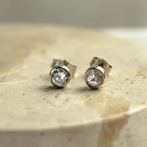 Gold earrings with lab-grown diamonds in bezel style BRESCIA Image
