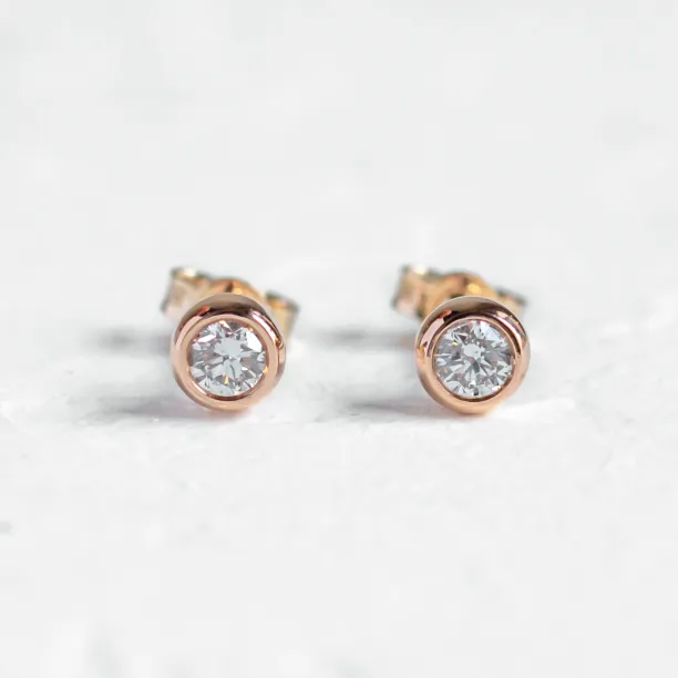 Gold earrings with lab-grown diamonds in bezel style BRESCIA Image
