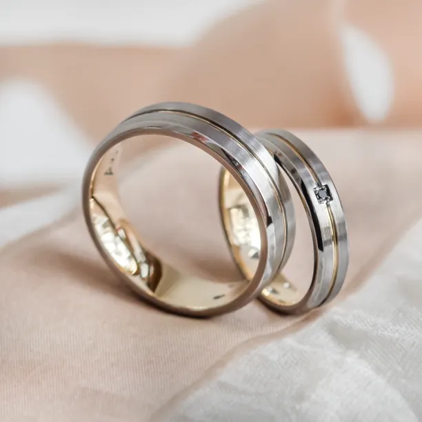 MOON black gold wedding rings with diamond Image