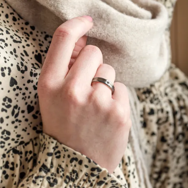 MOON black gold wedding rings with diamond Image
