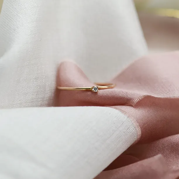 Gold minimalistic ring with diamond LAUDE Image