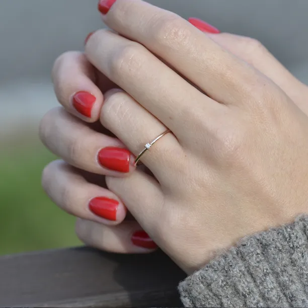 Gold minimalistic ring with diamond LAUDE Image
