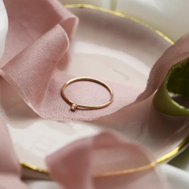 Gold minimalistic ring with diamond LAUDE Image