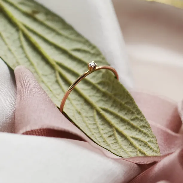 Gold minimalistic ring with diamond LAUDE Image