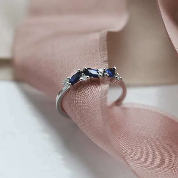 Gold ring with sapphires and round diamonds VALLY Image