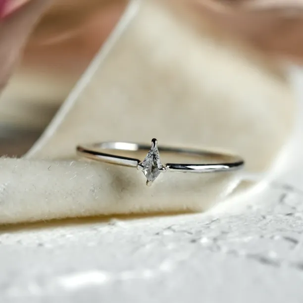Minimalist ring with kite salt and pepper diamond KATE Image