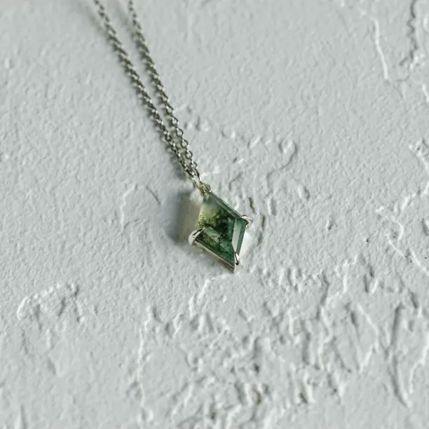 Gold necklace with kite moss agate QUENDI Image