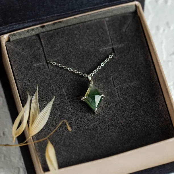 Gold necklace with kite moss agate QUENDI Image