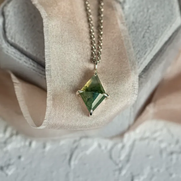 Gold necklace with kite moss agate QUENDI Image