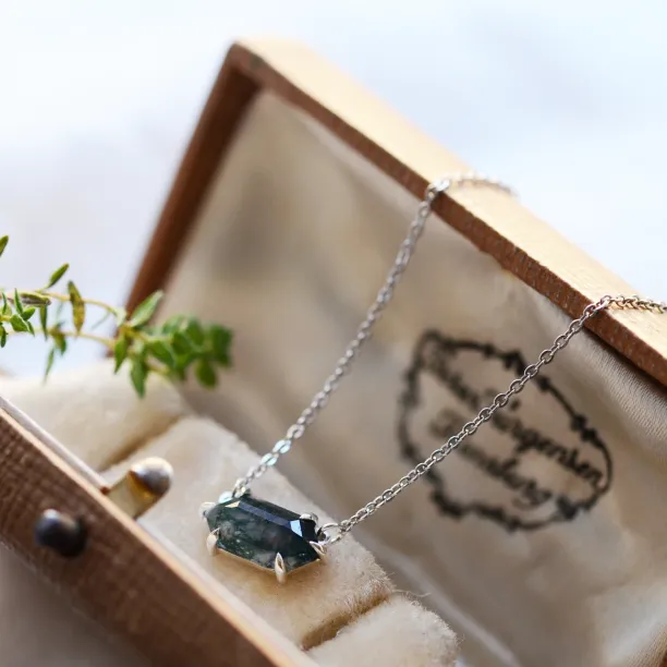 Gold necklace with hexagon moss agate VALINOR Image
