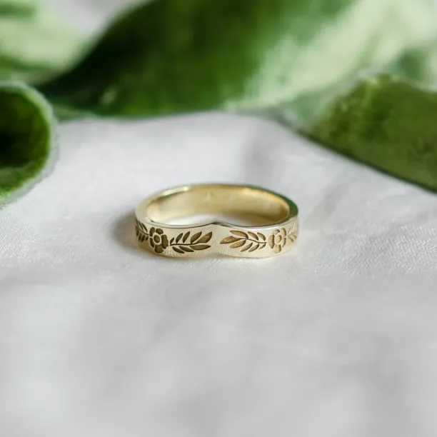 Curved wedding ring with floral motive LENNA Image