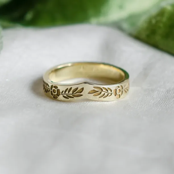 Curved wedding ring with floral motive LENNA Image