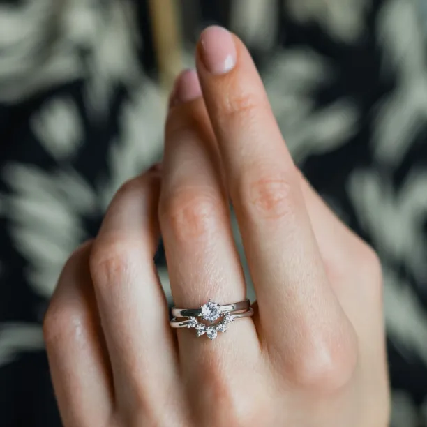 Curved gold wedding ring with diamonds ENNIO Image