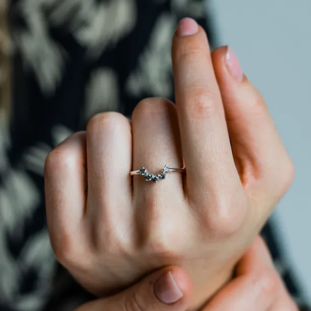 Curved wedding ring with salt'n'pepper diamonds ENZO Image