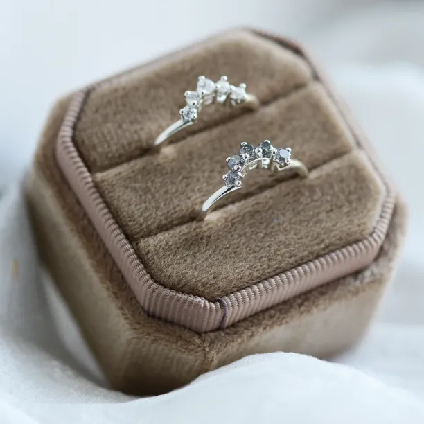 Curved wedding ring with salt'n'pepper diamonds ENZO Image