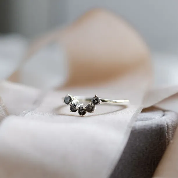Curved wedding ring with salt'n'pepper diamonds ENZO Image