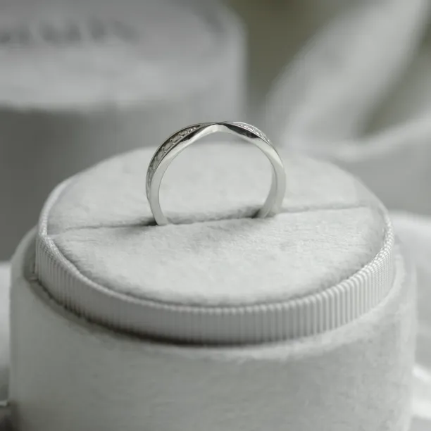 Bow tie shaped wedding band PUNTO Image