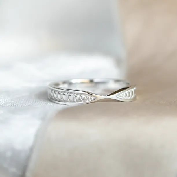 Bow tie shaped wedding band PUNTO Image