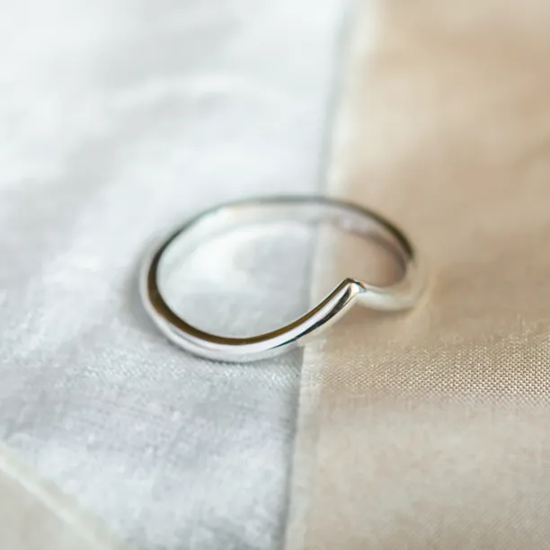 Craved minimalist gold ring VENUS Image
