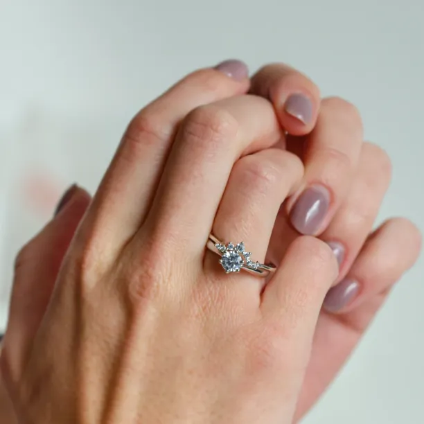 Curved diamond ring ERISILDA Image