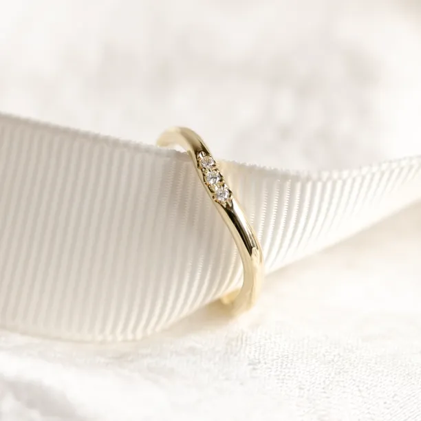 Curvy gold wedding ring with three diamonds ISEULT Image