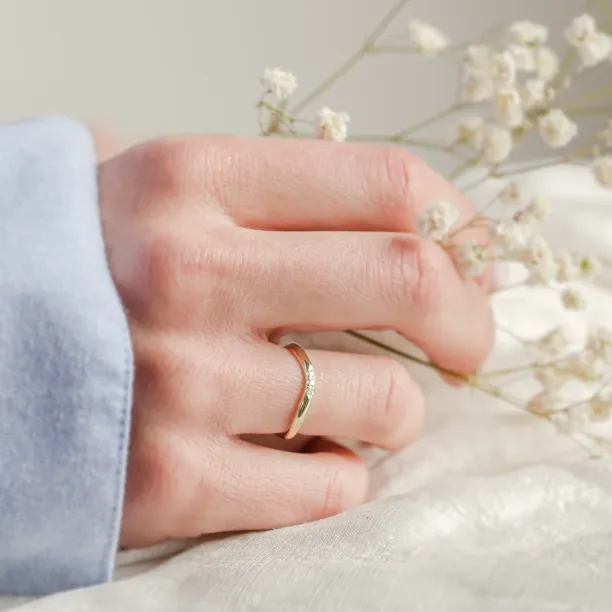 Curvy gold wedding ring with three diamonds ISEULT Image